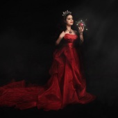 Julie Powell – “The Red Queen” – https://www.juliepowellphoto.com/